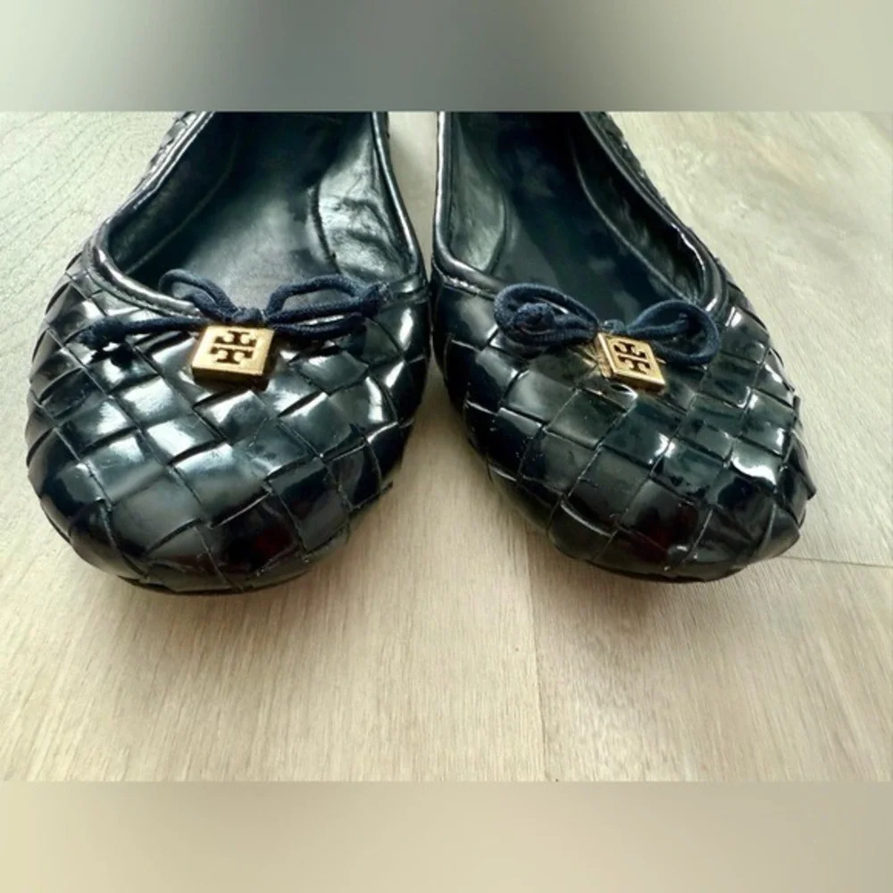 Tory‎ Burch Woven Patent Ballet Flats Womens 7.5M Black Good Gold Logo Bow